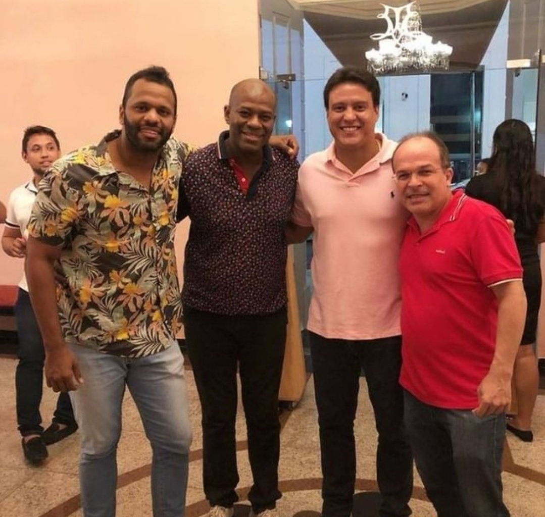 FelipeCCamarao's tweet photo. O meu #TBT de hoje é para homenagear esses caras que levam a alegria e humor para milhares de pessoas mundo afora, falando dos maranhenses. E, aos sábados, eles estão em uma série na TV Mirante. Como diz Clarice: "Olha que chique!"
Orgulho danado de vocês, meus amigos. https://t.co/kBA7caGdEg