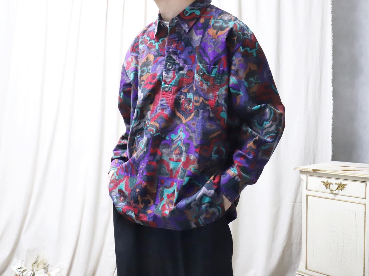 liberteused's tweet photo. 4/3(土) 22:00から販売開始🔥🔥

☑︎"サイケデリックな柄のシャツ"

パープルを基調とした不思議な魅力を感じる1着。

ボタンは胸元までとなっておりプルオーバータイプのシャツとなっております。 https://t.co/3baYcHaP1g