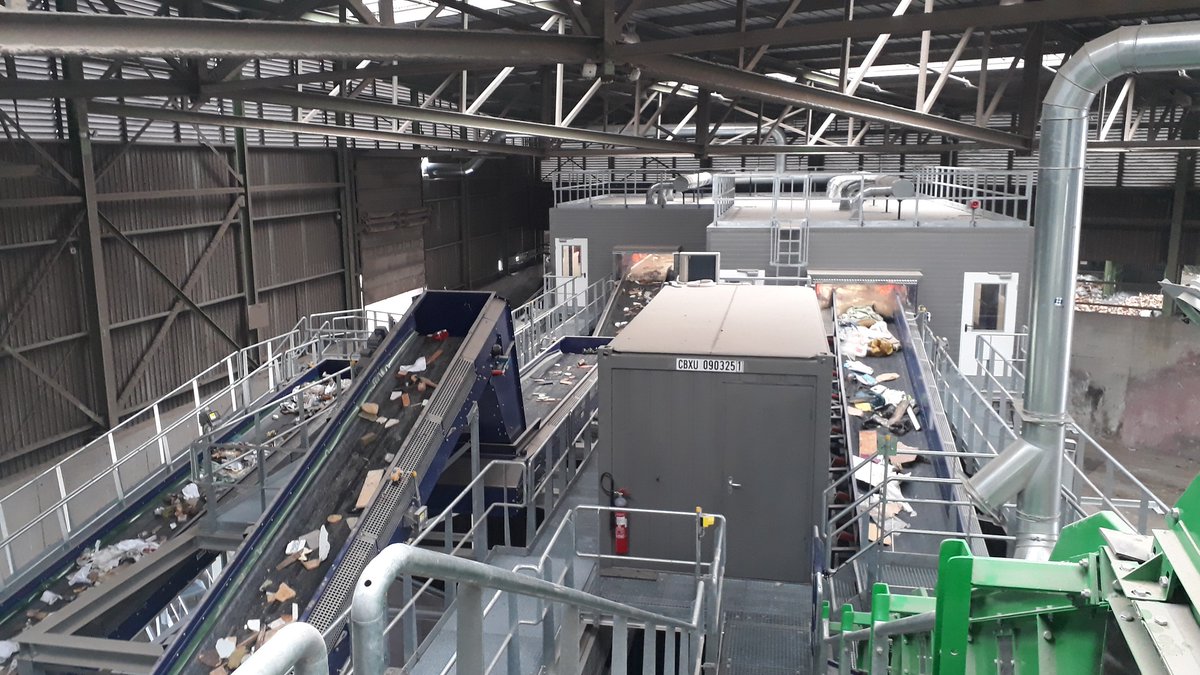 Veolia_BeLux's tweet photo. SUEZ investeert als eerste in de bouw van een sorteerlijn die voldoet aan de nieuwe Vlaamse regelgeving. De installatie in de Gentse haven laat toe om 35% grof bedrijfsafval meer te kunnen recycleren.
#recyclage #afvalbeheer #innovatie
➡️https://t.co/K8OJKNRBGA https://t.co/hJQl92kuki