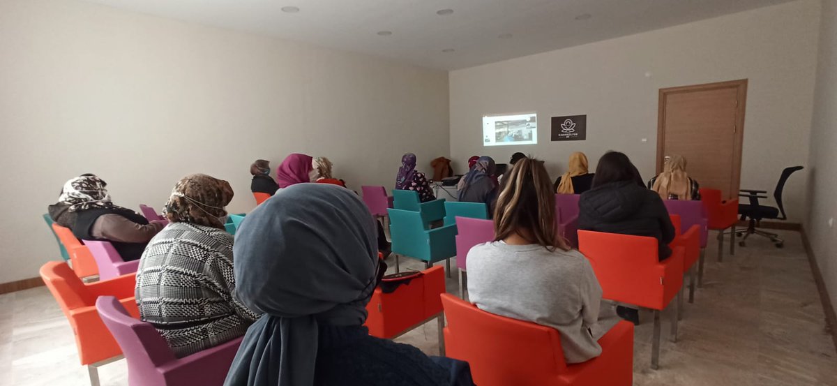 Emirdagkadkulev's tweet photo. Emirdağ Kadın Kültür Evimizde bulunan atölyelerimizde görev alan kursiyerlerimizle #işkur İş Kulübünün düzenlediği  online eğitim ve toplantıya katıldık. @gokmen_cicek_ @sumeyra_cicek_ @sk_nur @flzbilici @HumeyraKoyuncuu @SerdalLokcu @CakalliElif @fikriye_kortan https://t.co/RTQn564wsd