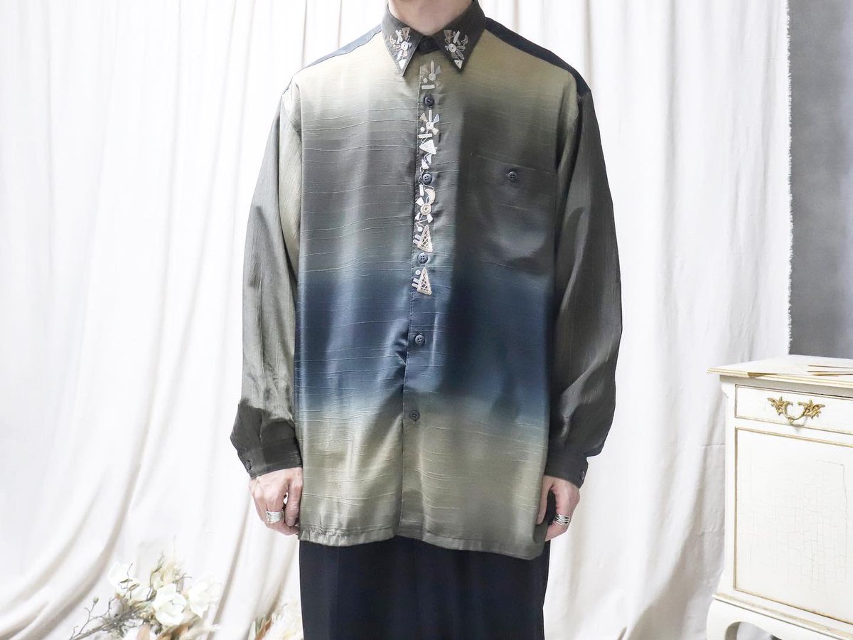 liberteused's tweet photo. 4/3(土) 22:00から販売開始🔥🔥

☑︎"刺繍の入ったグラデーションシャツ"

刺繍のデザインや染め方などが唯一無二のアイテム。

風でなびくことにより綺麗なドレープが出ます。 https://t.co/nJKbBChTaa