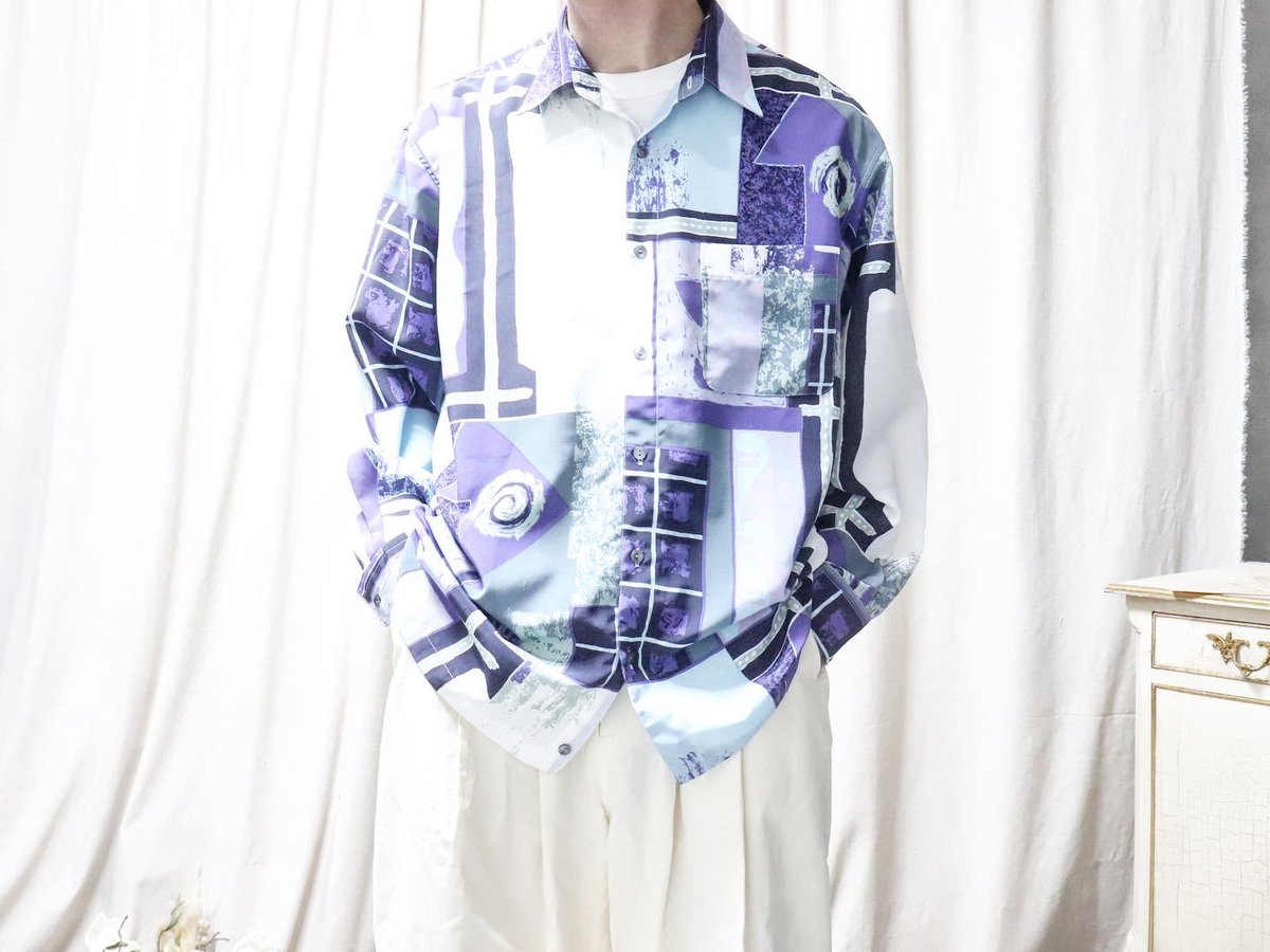 liberteused's tweet photo. 4/3(土) 22:00から販売開始🔥🔥

☑︎"爽やかなカラーの柄シャツ"

白パンツと合わせると涼しげのあるコーデになります◎

そして薄手で使いやすい素材感です！ https://t.co/xpFe2YpW39