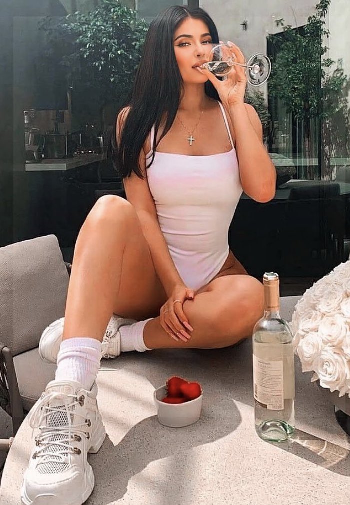 catfish_kylie's tweet photo. I'm giving out free sessions all day!!!

I want to see and make that big cock cum so hard for me 😍😍😍🙊🙊🙊

LOL APRIL FOOLS. send me your money you fucking loser 😈

#catfishfindom #findom https://t.co/Ng2HshQbG3