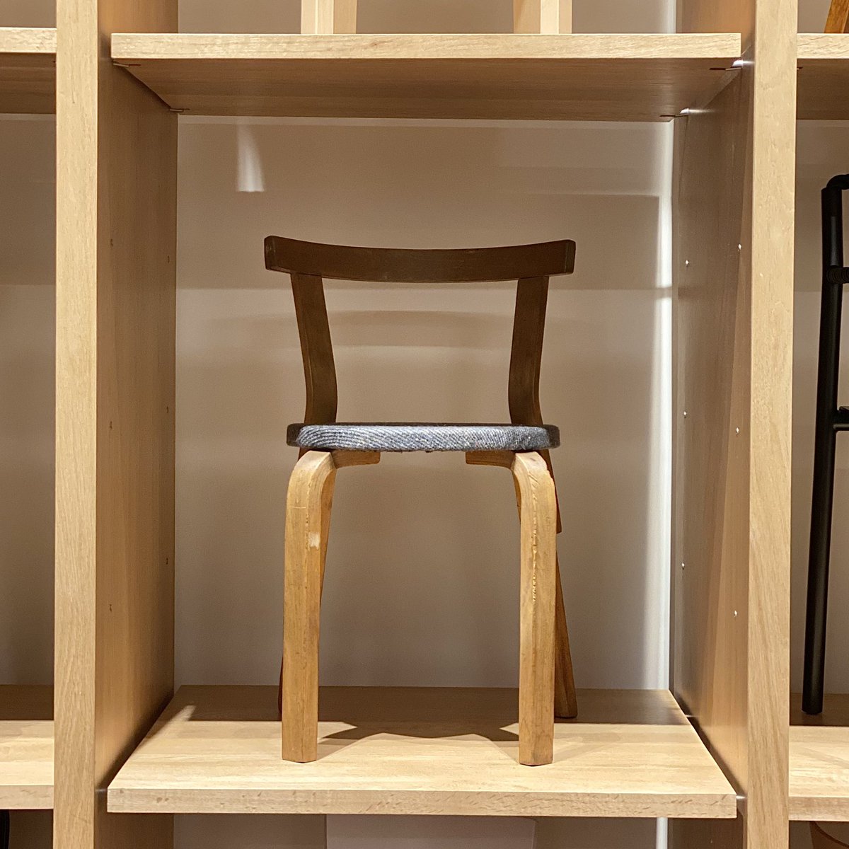 ArtekJapan's tweet photo. 1930年代に製造された＜2nd Cycle 68 チェア ツイード ファブリック＞のご紹介♩
マイナスネジ、レッグの４本スリット、背もたれの割れなどの経年変化から長い歴史が読み取れる１脚です。座面の生地は張り替えられているため長くご使用いただけます。
#artek #artektokyo #2ndCycle #北欧ヴィンテージ https://t.co/lu5hoiZrkY