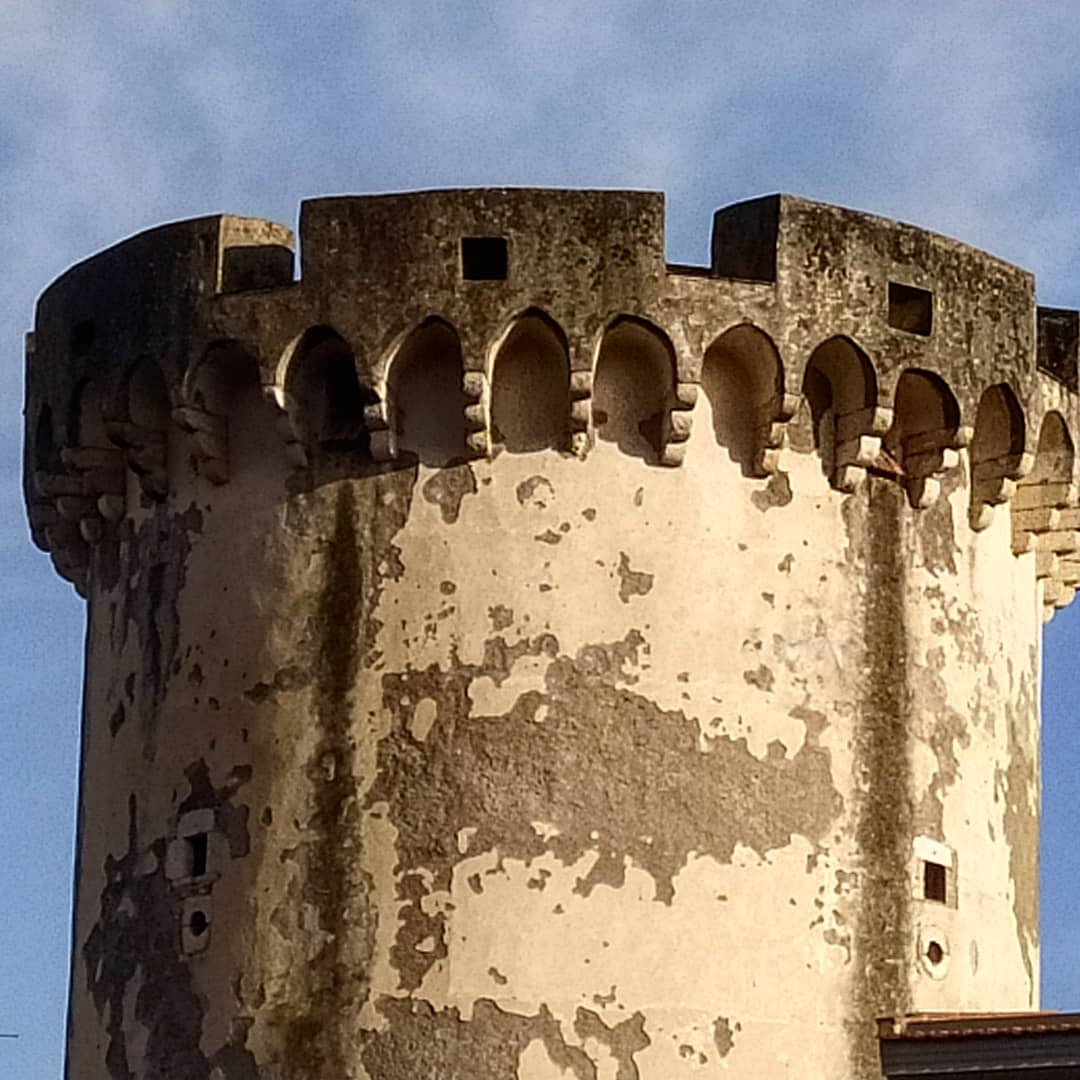 Torre di Mola, una delle attrattive storiche più conosciute della città di Formia. Faceva parte di un'ampia fortificazione nel quartiere chiamato, appunto, Mola 🏰

Storia: instagram.com/p/CNHdhQfHRv6/…

#torredimola #formia #caetani #fortificazione