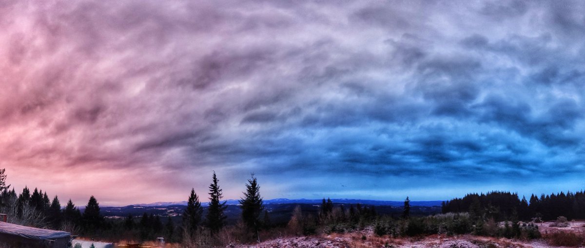 sed's tweet photo. Pink-to-blue gradient. Seen at sunset. #sunset #sundown #landscape #cloudscape #pink #blue #gradient #beavercreekoregon #cascademountains #epicset https://t.co/75N16TppyN