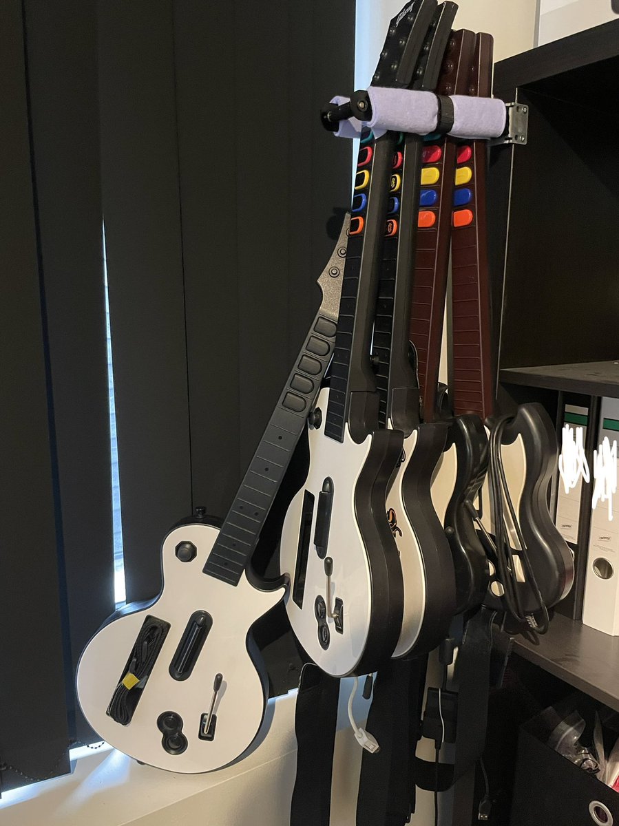blamethedev's tweet image. It’s here! Jumpy highway ingame had me worried the guitar was broken somehow, until I realized what day today is ... Now that that’s toggled, it feels amazing to play on! Thank you @KatanaMods! My DIY hanger is all out of space though 😅