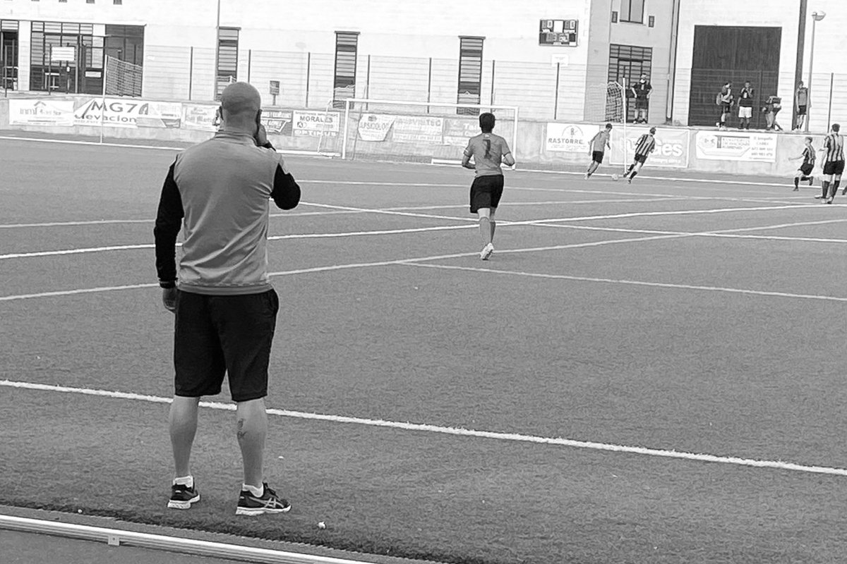 Un lobo jamás pierde el sueño por la opinión de las ovejas.