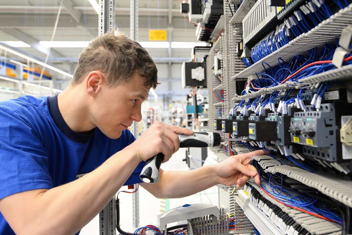 ZenootUK's tweet photo. The UK manufacturing PMI rose to 58.9 in March, its highest point for a decade! 
Business optimism is now at a 7-year high with the growth of output and new orders also up. 
#UKmfg #Manufacturing #Engineering #Production #UKmanufacturing https://t.co/MMddcj8Jvq