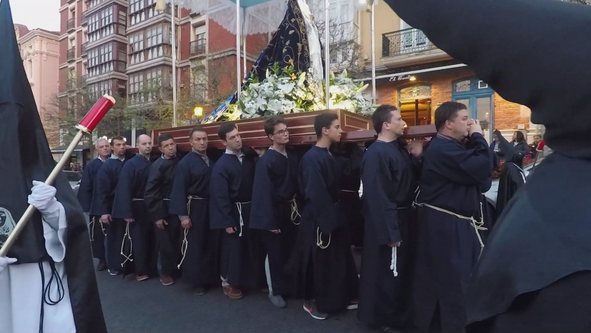 PP_Astillero's tweet photo. Aunque este año las imágenes no recorrerán nuestras calles, vamos a vivir estas fechas con el mismo sentimiento y devoción de siempre. Os deseamos de todo corazón paséis una #SemanaSanta2021 llena de amor, reflexión y perdón. Pidiendo por la salud y el bienestar de todos. https://t.co/sI2blv6luH