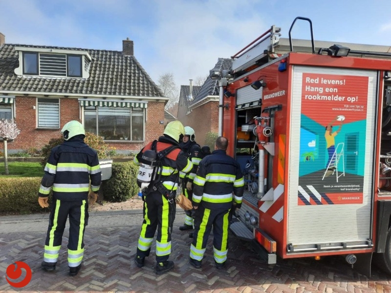 Koelkast vat vlam in garagebox; veel rook - MARRUM – In een garagebox aan de Ringweg is donderdagochtend brand uitgebroken.