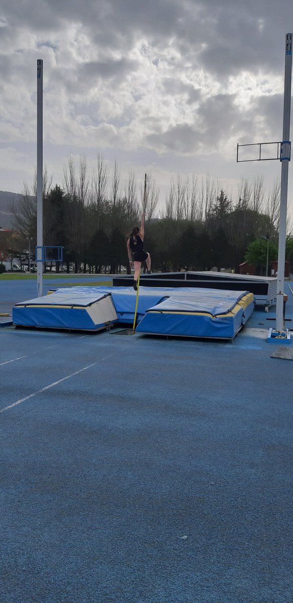 Comenzamos el exilio de atletas vigueses a #Moaña y #Cangas para poder entrenar.
El concello de #Vigo regido por <a href="/abelcaballero/">Abel Caballero</a>, como es costumbre, cierra la pista de atletismo en días festivos y fines de semana.
La ciudad más grande Galicia y sin pista de atletismo abierta.