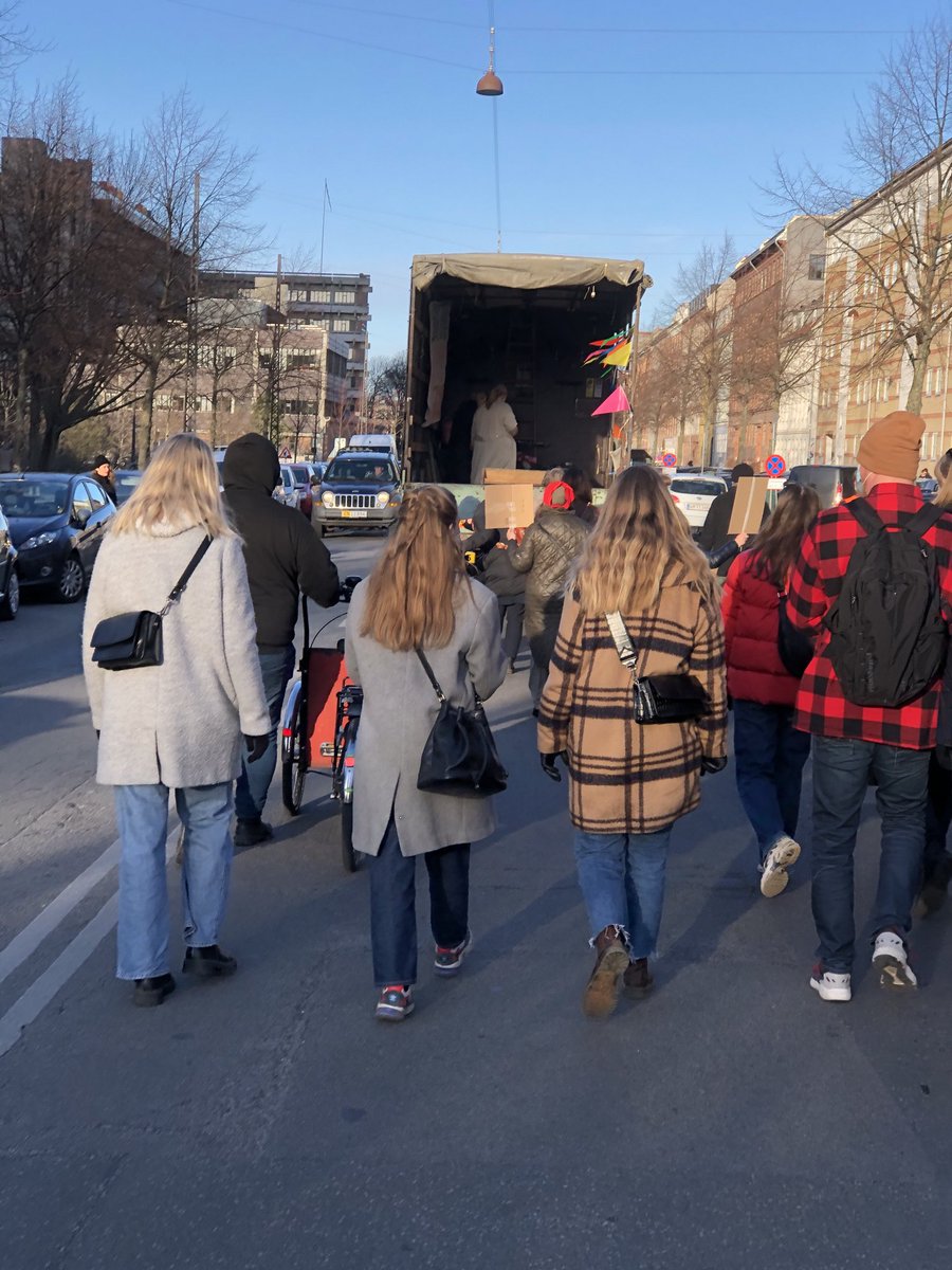 Mert1Erdogan's tweet photo. Fødsel og barsel livsprocesser har ”ondt” i velfærden idag.
EL vil arbejde for, at gravide forældre sikres retten til fødsels- og forældre-forberedende undervisning af høj kvalitet i små hold. Alle nybagte mødre skal have ret til minimum et tredages ophold på fødestedet. https://t.co/sliUjh72Wx