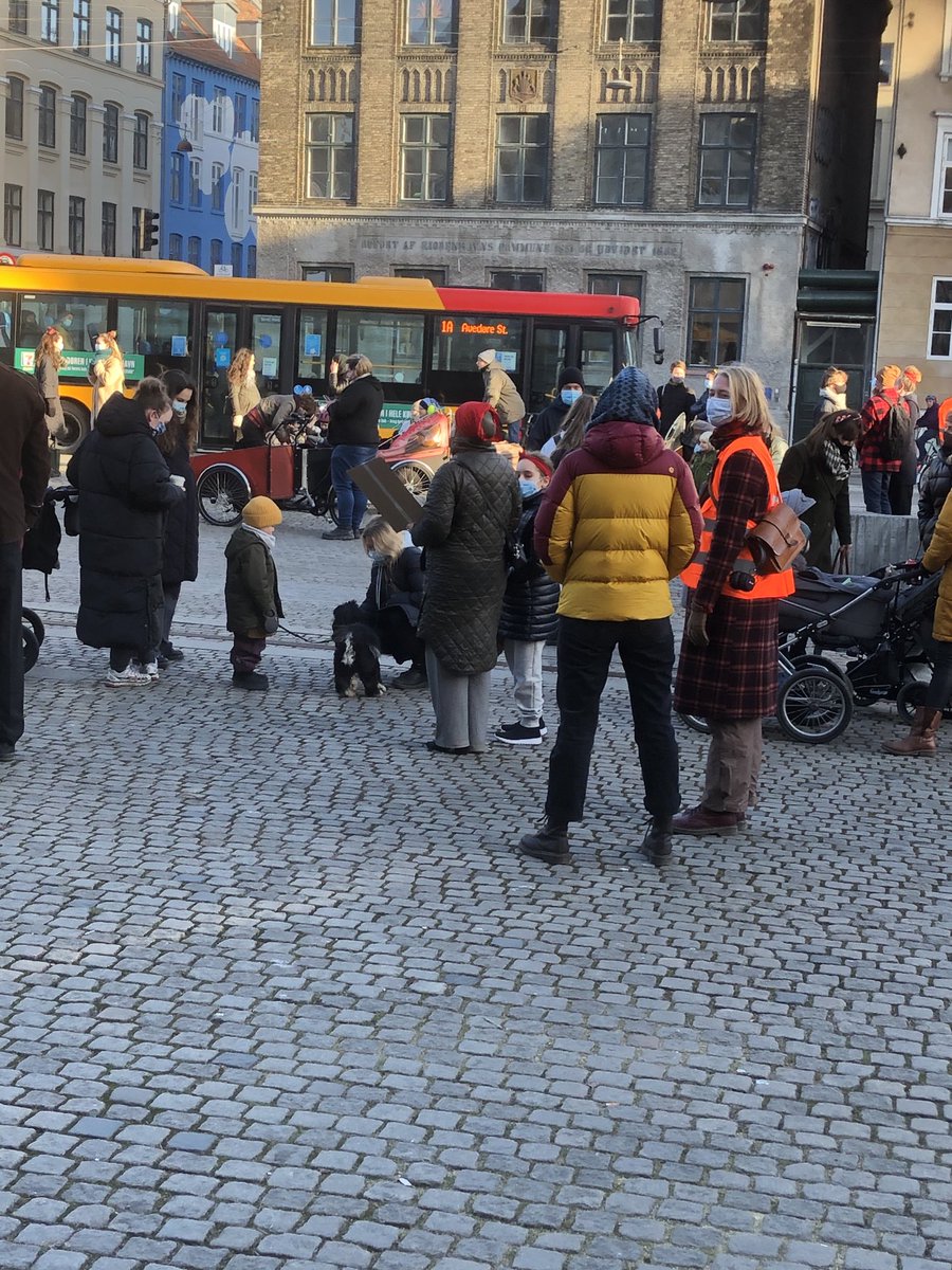 Mert1Erdogan's tweet photo. Fødsel og barsel livsprocesser har ”ondt” i velfærden idag.
EL vil arbejde for, at gravide forældre sikres retten til fødsels- og forældre-forberedende undervisning af høj kvalitet i små hold. Alle nybagte mødre skal have ret til minimum et tredages ophold på fødestedet. https://t.co/sliUjh72Wx