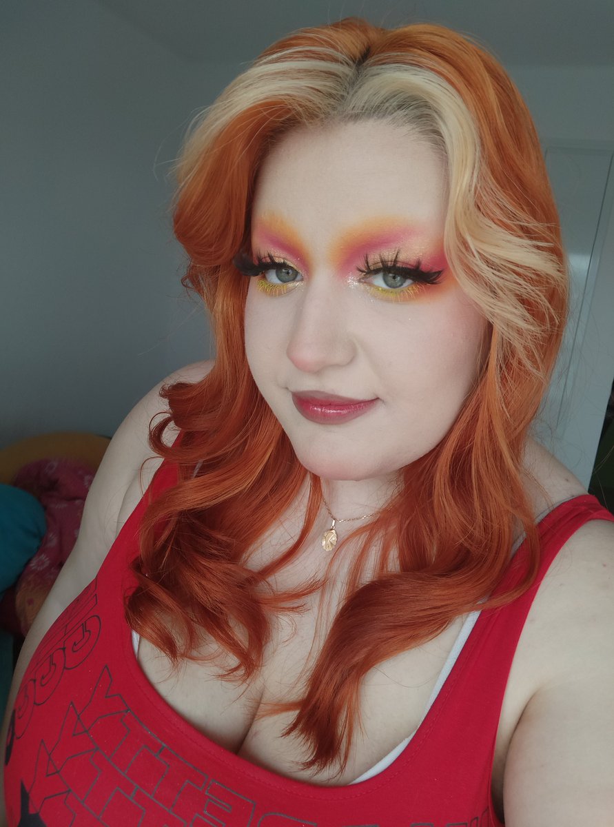 limoncurd_'s tweet photo. J'adore faire des looks sans sourcils omg 

#makeup #nobrows https://t.co/VoTAQoyK3g