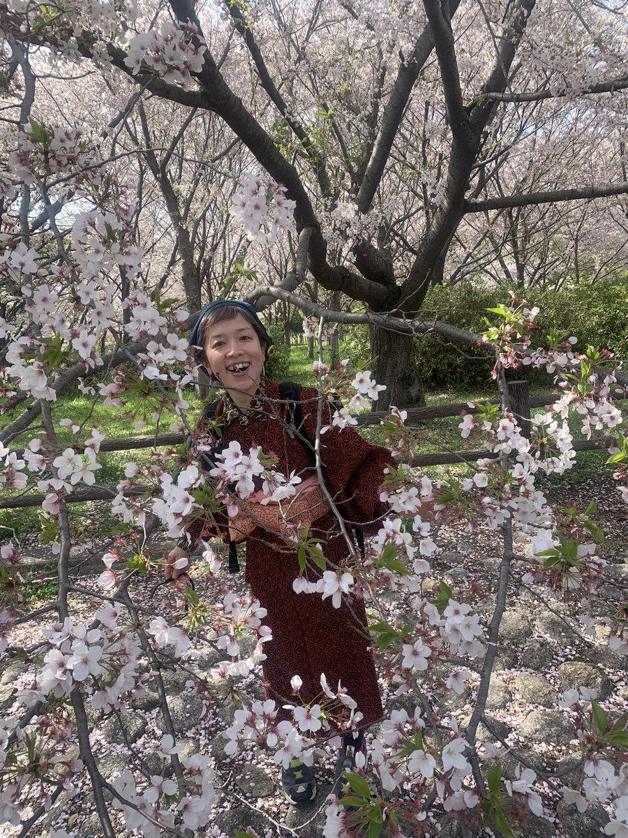 Hirooo_3_'s tweet photo. 家族でサクラをみてきました( ・∇・)
ぉ天気ょく風も吹ぃてぃて気持ちョカッタ〜
ちっちゃぃとき着てたぉ着物は、
肩上げ腰上げをほどぃて着てるの。
#さくら
#FM802
#fmCOCOLO765
#まちゃお765
#カマサノ
#765AFD
#mmm765 https://t.co/PFg02Rd9ot