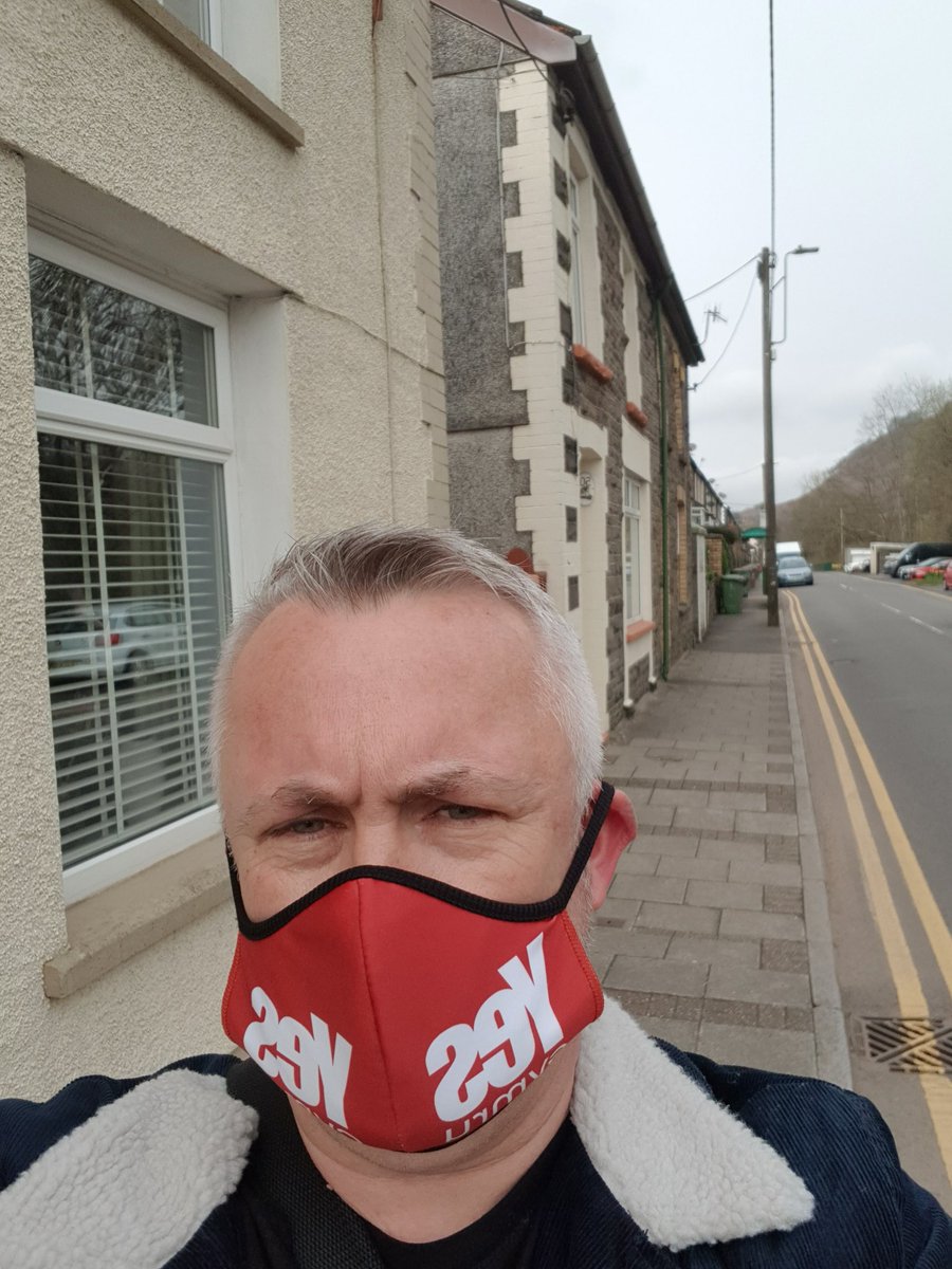 Out delivering the <a href="/YesCymru/">YesCymru</a> newspapers with <a href="/A_davies1989/">Alyn Davies 🏴󠁧󠁢󠁷󠁬󠁳󠁿</a> for <a href="/YesRhymni/">YesRhymni</a>  group in #deri village. #annibyniaeth #indyWales #sorelegs