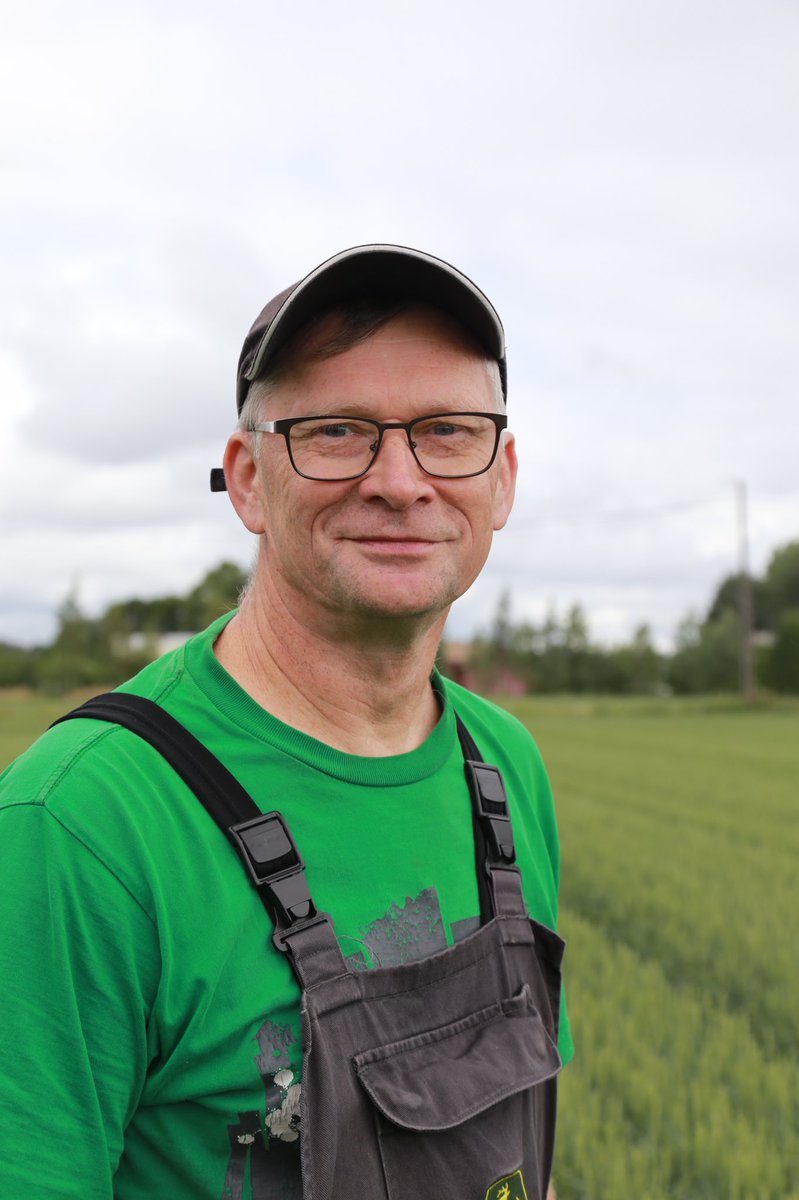 AYlhainen's tweet photo. Viime kesän vehnäkisan kakkonen Jarmo Ruusunen vastaanotti palkintonsa, Syngentan vehnäpaketin 20ha:lle. Menee heti käyttöön! Lajikkeena oli #Iceman ja satoa tuli rutikuivassa Porissa 7,5 tn/ha. #Avoxa #ElatusEra #ModdusEvo Onnea vielä kerran! #satokisa #vehnäkisa https://t.co/SiwTKxr9ZN