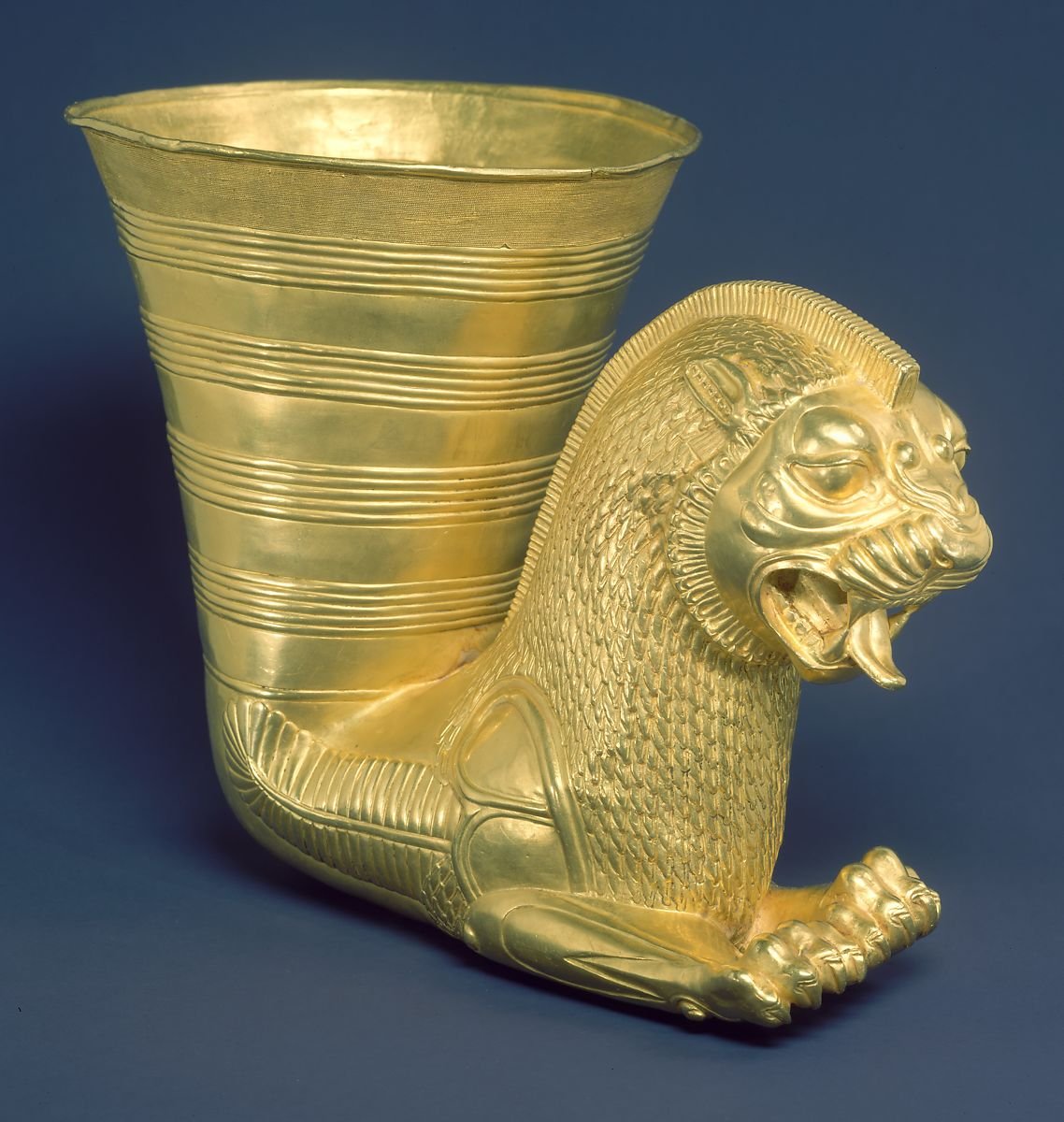 Immortalsgroup's tweet photo. For this weeks #ObjectThursday we have an impressive drinking vessel made entirely of #gold (dimensions 17 × 13.8 × 9.2 cm, 1 kg). In the #Achaemenid period, animal heads were often placed at a right angle to the cup, as in this piece. https://t.co/vgsDqfNi5M
