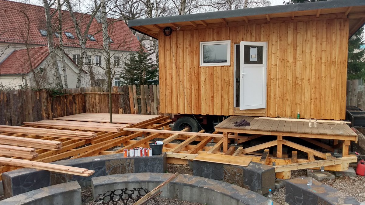 Aprilscherze sind so 2010, das feiern wir heute mit 1 zünftige Rave. 
ps. ordentlich Holz vor der Hütte auf dem neuen "Tapedeck"