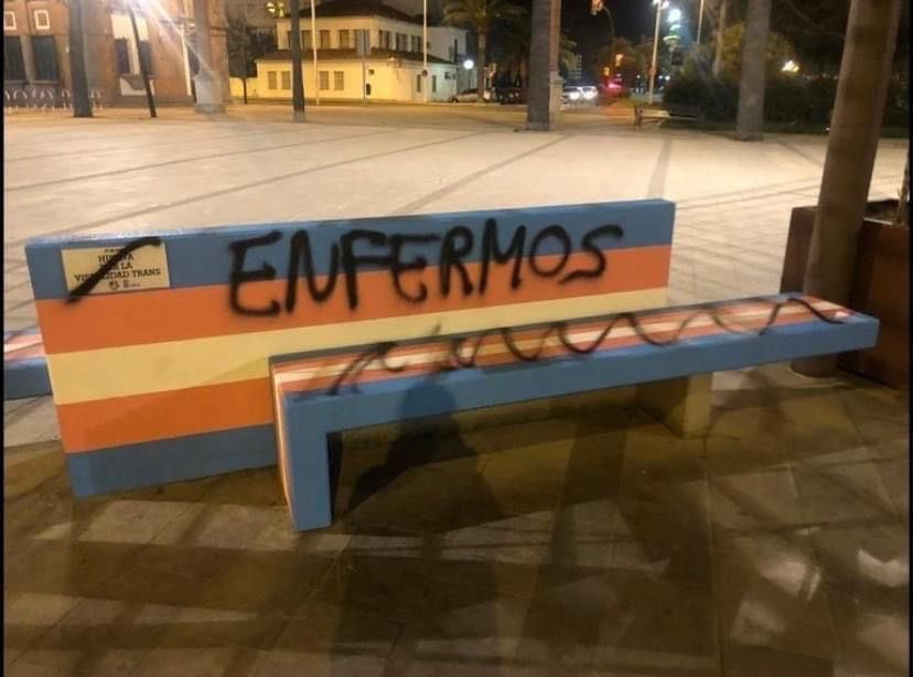 PasajeBegona's tweet photo. 😡😡 Hechos como el de ayer en Huelva nos recuerdan que debemos seguir luchando contra la #TRANSFOBIA Nuestra absoluta repulsa hacia este tipo de delitos de odio!! #LeyTransYa 🏳️‍⚧️🏳️‍⚧️ https://t.co/JJZecUCK7D