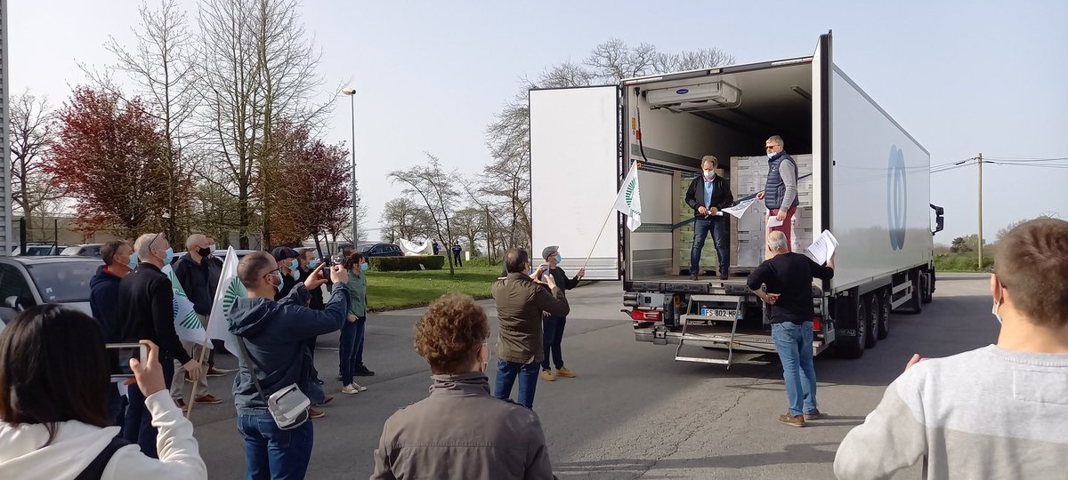 EggXpertSale's tweet photo. Les producteurs d'œufs controlent la marchandise du camion au départ de Matines Naizin. 
Il contient des oeufs pour @LeaderPrice racheter par #ALDI. Le camion ne partira pas...
#lecomptenyestpas
#1centimesdeplus https://t.co/CijTAUK2qC