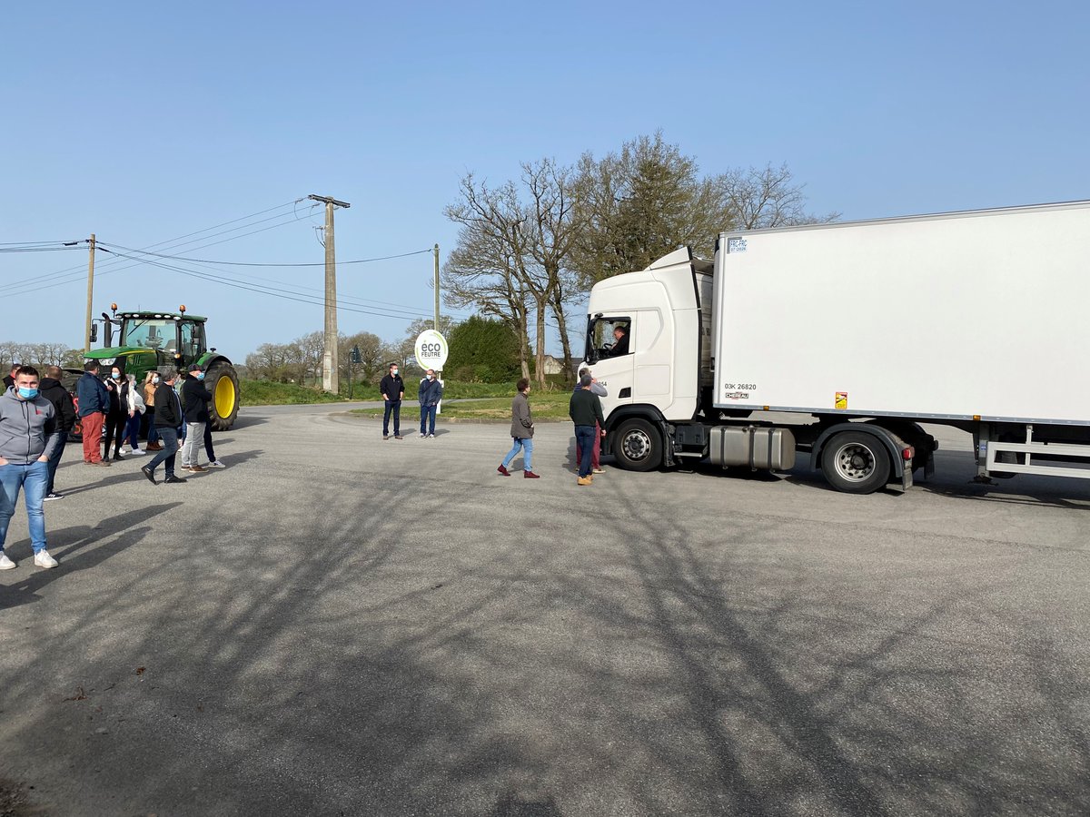FRSEA_Bretagne's tweet photo. Manifestation dans les centres de conditionnement d'œufs : filtrage des camions pour perturber l'approvisionnement des distributeurs qui refusent la revalorisation de 1 ct/oeuf pour couvrir les coûts de production. https://t.co/j8MT3lQeQy