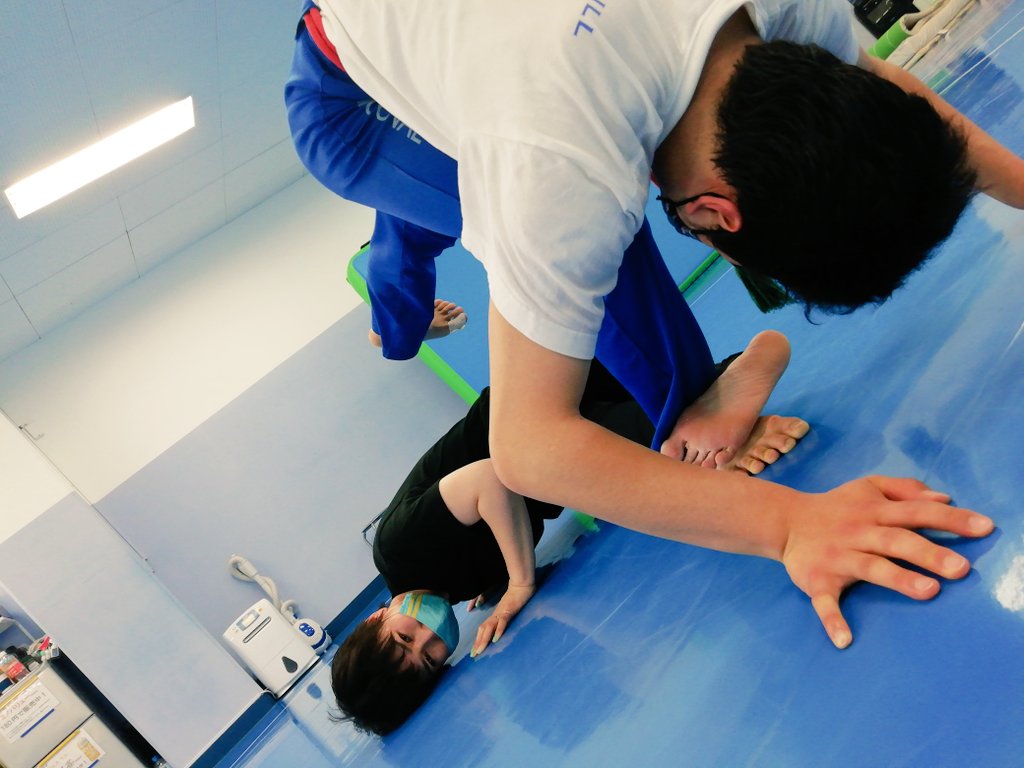 キシコ V Twitter メイアルーア ジ コンパッソをネガチーヴァで避けてから足を引っ掻けて倒すところ 相手は男子高校生カポエリスタ ｶﾞﾁ なので私は逮捕されるかもしれません