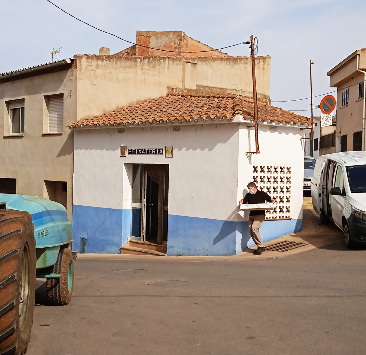 lorecorfas's tweet photo. Avui tothom en vull de peix.
Qualsevol moment és bo per practicar els pronoms febles.
#pronomsfebles #learningcatalan #elmeupoble #Godall #havingutlopeixater 🐟 https://t.co/SURdJOMS0y