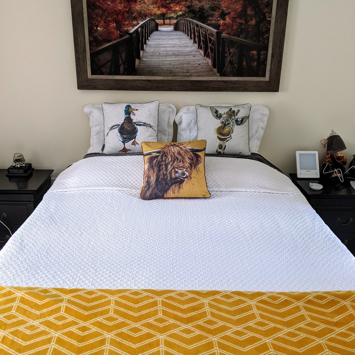 IMake_MyBed's tweet photo. Nope not an April's fools, just another lovely made bed
#madebytheexcellentwife
#IMakeMyBedEverydayInADifferentWay
#bedmade
#sillymallard
#crazycow
#goofygiraffe
#pixel5
#googlepixel5
#googlepixel
#boudoir
#boudoirphotos
#boudoirinspiration
#makeyourbedeverydayin2021
#pillows https://t.co/qJbZ6GXzUy