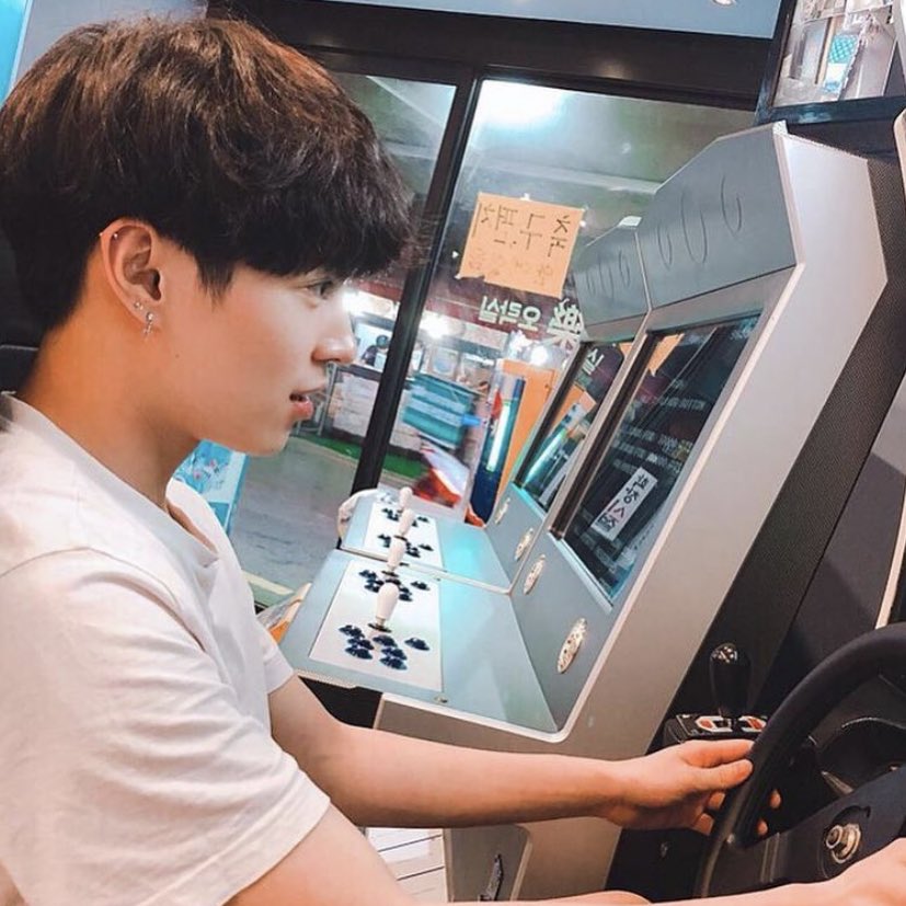 HCNFEED's tweet photo. pretty gamer boy 😽
#레이찬 #이휘찬 #휘찬 #리미트리스 #LMTLS #LIMITLESS #오메가엑스 #OMEGA_X https://t.co/PtqpsaVkfw
