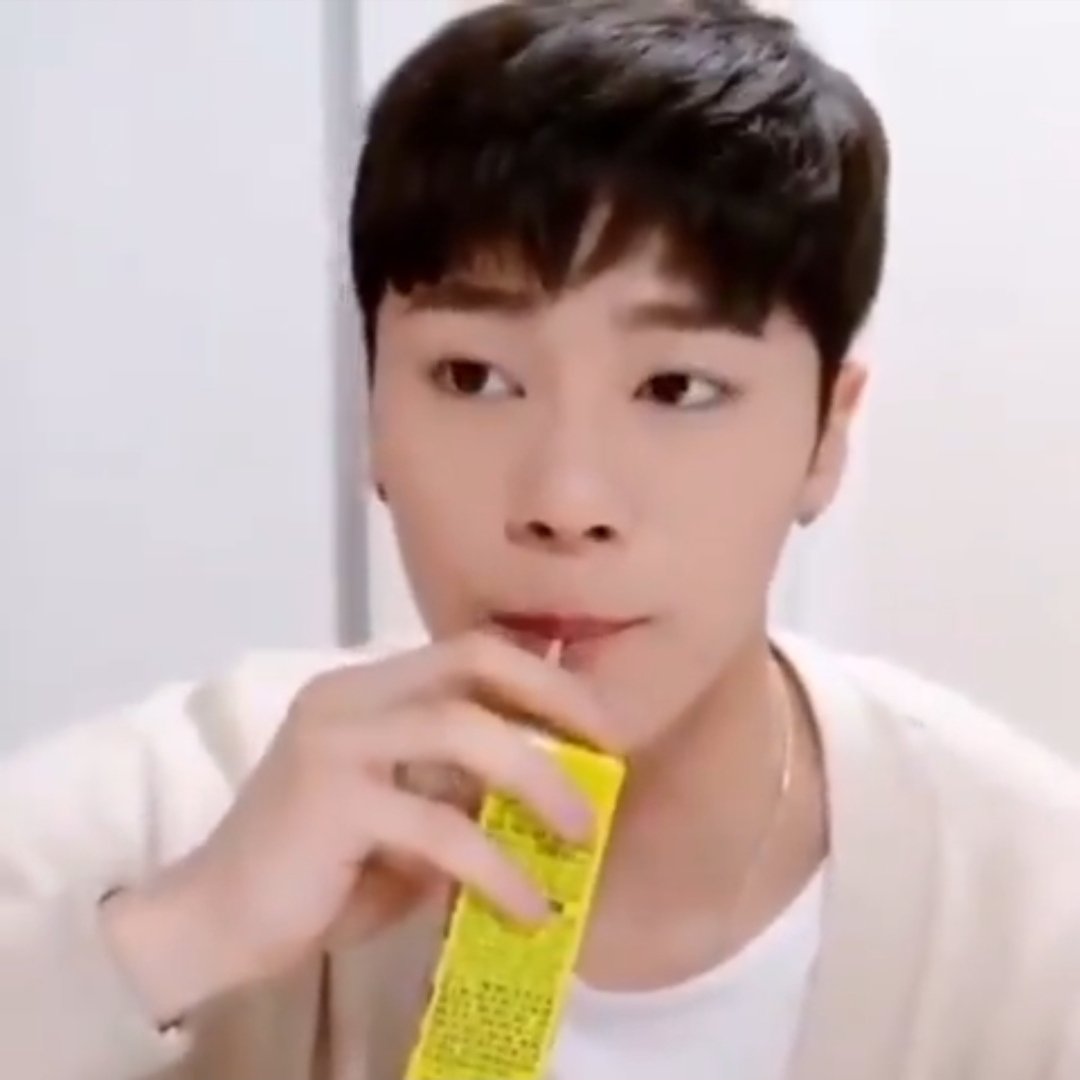 hourlymbin's tweet photo. Hey so happy april fools!! hourly moonbin is still on hiatus after this 😅 i just wanted to give everyone a cute april fools thing~ Thank you for sticking around with hourly nesquik, and please keep sticking around for hourlymbin, 로하 사랑해! ◡̈

#문빈 #아스트로 #AprilFools https://t.co/sF6WX0449w
