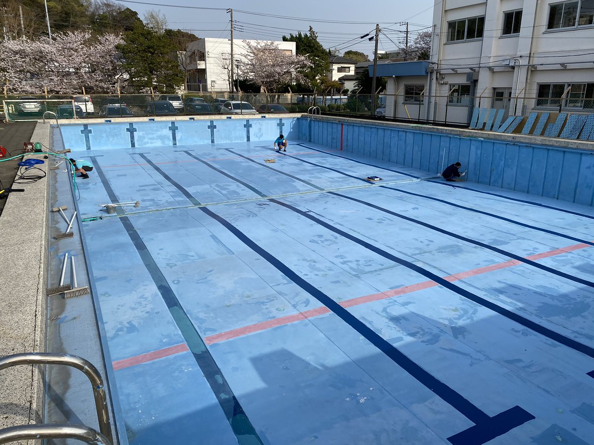 3月31日、4月1日の2日間でプール清掃、錆び取り、ペンキ塗りを実施しました。
連日とも気温が高い中、感染防止の為マスクを着用してのプール掃除は大変でしたが部員一同一生懸命掃除していました。！綺麗になったプールで大会に向けて頑張って練習したいと思います。！😊