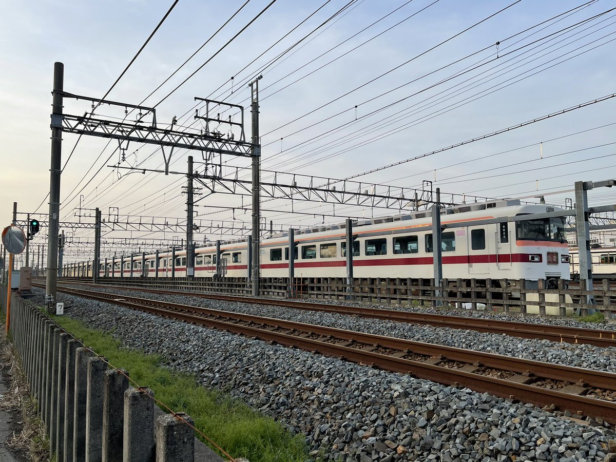 Rail_Channel's tweet photo. #352F と #8111F が洗浄線へ移動
#350型 #8000系 #南栗橋車両管区 https://t.co/Nlje34JT3X