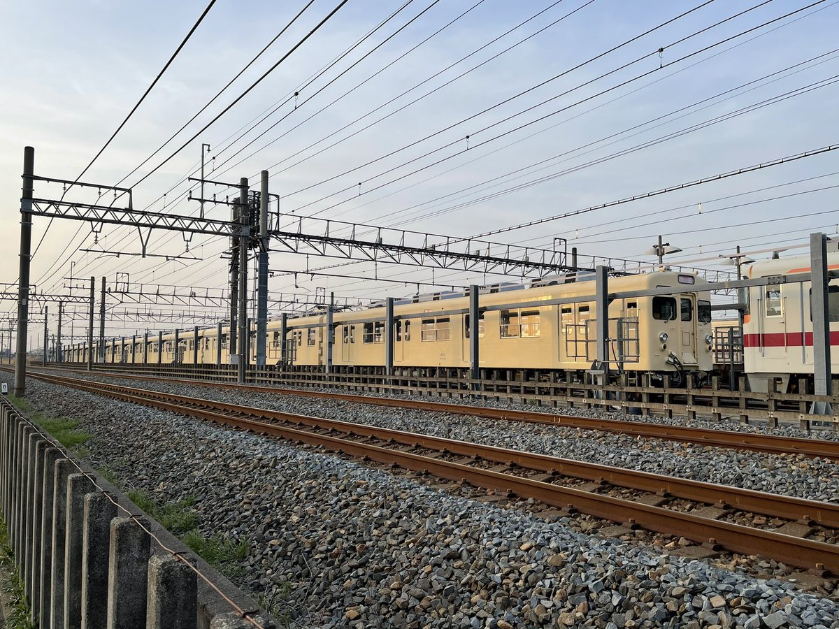 Rail_Channel's tweet photo. #352F と #8111F が洗浄線へ移動
#350型 #8000系 #南栗橋車両管区 https://t.co/Nlje34JT3X
