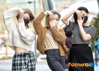 brasil_3ye's tweet photo. 🗞️ | News
Fotos tiradas das meninas no Mcountdown pela Newsen! (04/01/21)
#3YE #HAEUN #YURIM #YUJI #STALKER #StalkerToday @3ye_official #MCOUNTDOWN https://t.co/X9wxxh7B3C