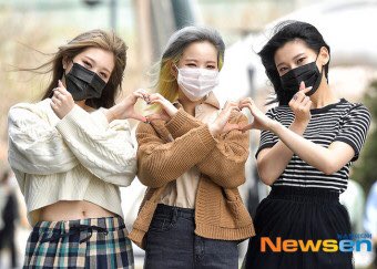 brasil_3ye's tweet photo. 🗞️ | News
Fotos tiradas das meninas no Mcountdown pela Newsen! (04/01/21)
#3YE #HAEUN #YURIM #YUJI #STALKER #StalkerToday @3ye_official #MCOUNTDOWN https://t.co/X9wxxh7B3C