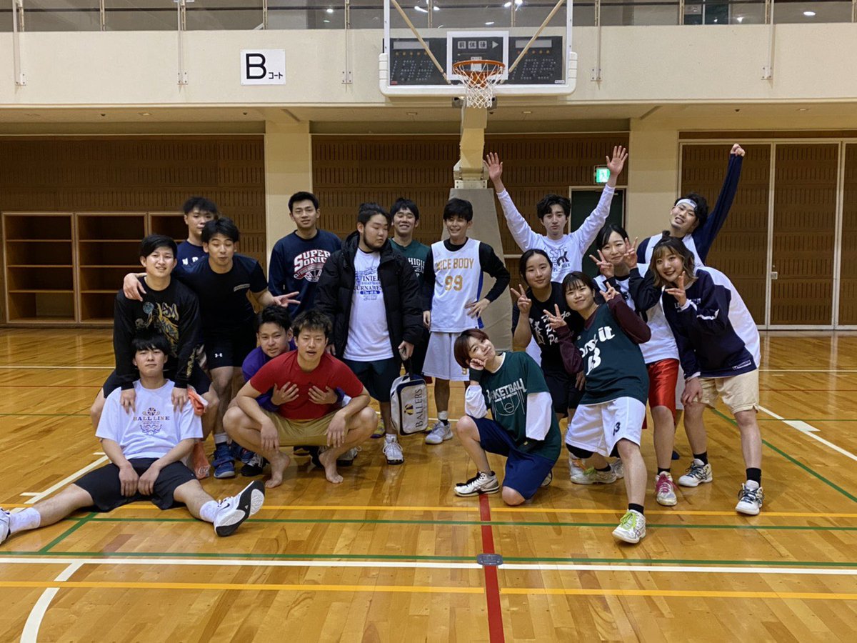 P_o_s_t_i_t's tweet photo. 新入生のみなさん、ご入学おめでとうございます！🌸
甲南大学バスケットボールサークルのpost itです！！未経験🙆‍♀️、他大学の方も多く在籍しています！
とにかくバスケが好きな人⛹️‍♀️
見学だけでも🙆‍♀️
お待ちしてまーす✨
#甲南大学 #春から甲南大学 #春から甲南女子 #甲南バスケサークル https://t.co/50Yb74Vtnr
