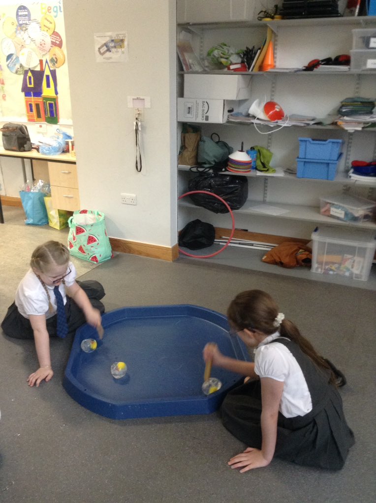 MrAllenOPSLCSC's tweet photo. Free the chicks ! These little scientists looked for the best ways to free the chicks from their frozen eggs! We tried wood, plastic beaters and hot water. We all agreed hot water was the way to go. @PrimaryOrchard @jennife94338778 https://t.co/YqMBA7eOT6