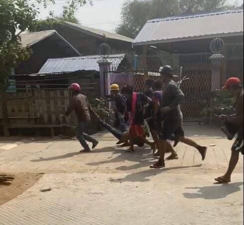 Anemone97686808's tweet photo. Fatal Shooting in Monywa on Apr 1 killed a man. A portester shot in head n died on the spot. Monywa was terrorized with guns by soldiers since early morning n there r some who got gunshot wounds too.

SUPPORT FEDERAL ARMY
#Apr1Coup
#WhatsHappeningInMyanmar https://t.co/OgqT7NJdjb
