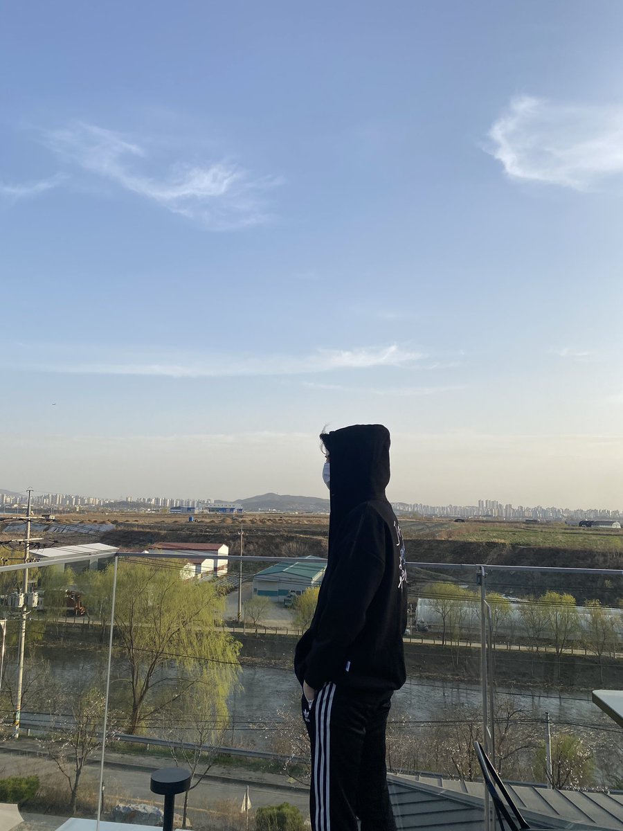 UP10TION's tweet photo. 하늘 너무 예쁨 ☁️ #고결 #KOGYEOL https://t.co/7CZsu4i0QK
