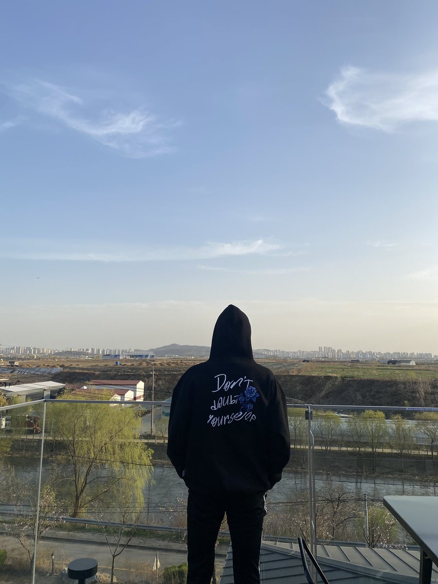UP10TION's tweet photo. 하늘 너무 예쁨 ☁️ #고결 #KOGYEOL https://t.co/7CZsu4i0QK