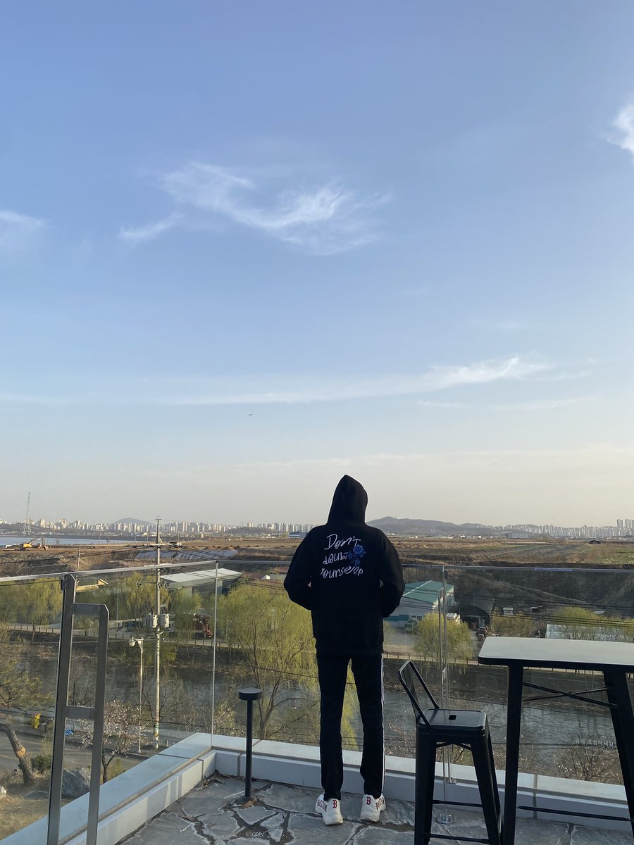 UP10TION's tweet photo. 하늘 너무 예쁨 ☁️ #고결 #KOGYEOL https://t.co/7CZsu4i0QK
