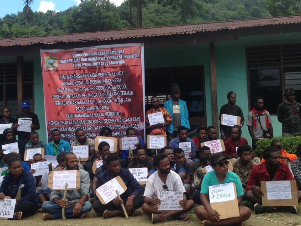VeronicaKoman's tweet photo. Today (1/4/21), students from Nduga studying in Jayapura demanded the Indonesian army to return the body of Yeremias Serera. https://t.co/U73O6o4yls