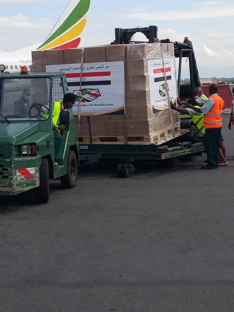 ⭕ COOPERATION - A day after the Burundian president's visit to #Cairo, a cargo plane landed this morning at #Bujumbura airport. It was carrying a stock of milk to control malnutrition #Burundi 🇧🇮 #Egypt  🇪🇬