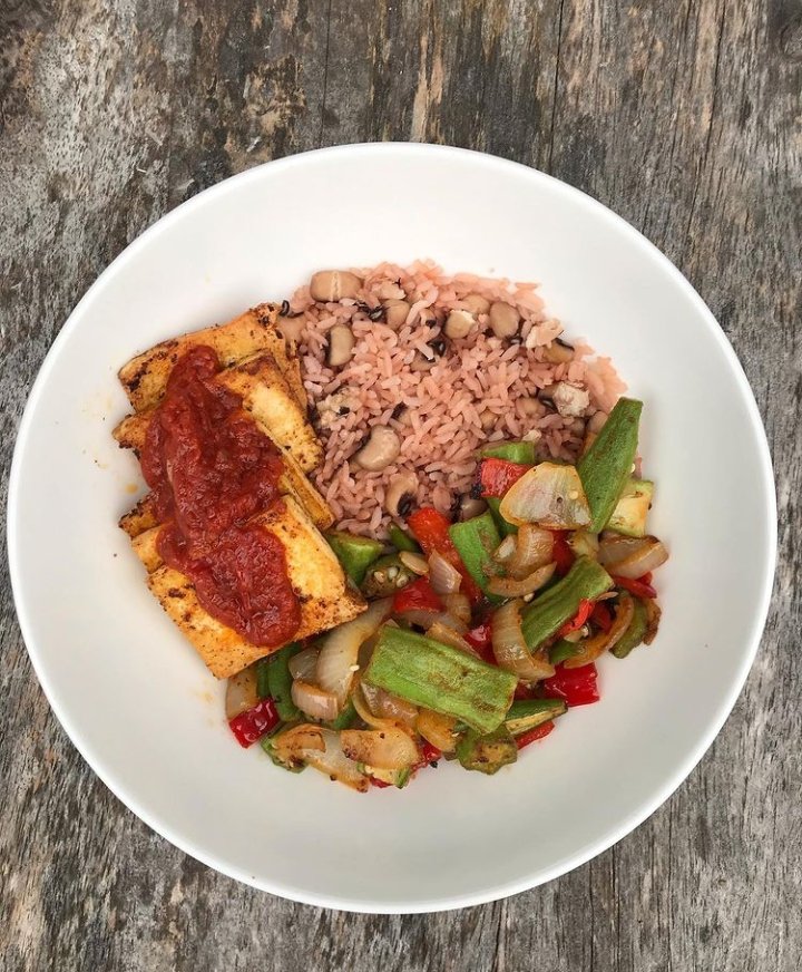 StayWell_Now's tweet photo. In what unique ways do you eat okro/okra, aside making soups and stews with them? The seeds in okra are packed with linoleic acid, an essential fatty acid needed for good health.

📸: @therosienutritionist 

#staywellnow #okra #okro #vegan #plantbased #addaplant #goodfood https://t.co/DcJN06JjVt