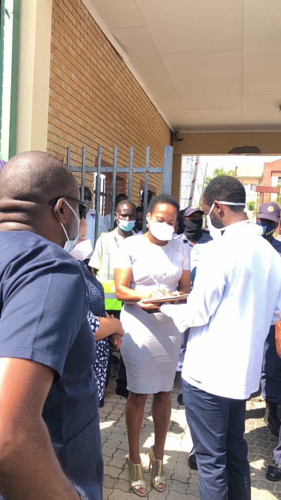 ReboneNemaunga1's tweet photo. Memorandum received. Now we wait. Yesterday she made us wait for her the whole day refusing to come. We came back today. βπΎ
#NoToShiftWork
#PatientsBeforePoliticians
#PhopiMustFall
#DomboMustFall
#MhlongoMustFall https://t.co/9kuEE68tMG