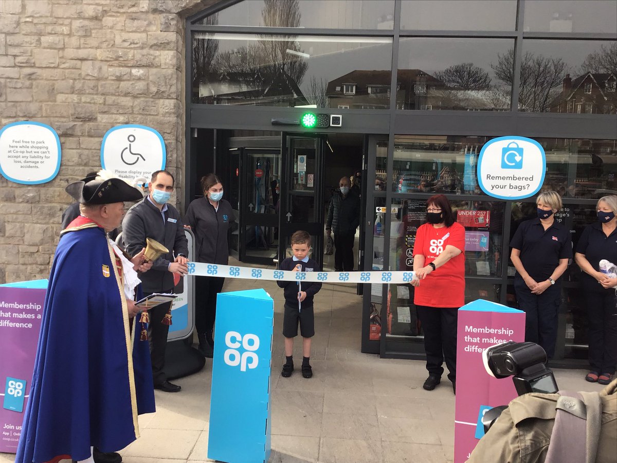 Swanage Town Crier supporting the relaunch this morning with plenty of onlookers, and the sun is starting to shine too 🌞<a href="/coop/">Mike Cooper</a> #coopradio #HappyEaster