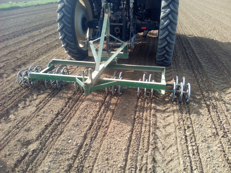 📢 Conseil de l'<a href="/ITB_CVLetIDF/">@ITB_Centre Val de Loire / Ile De France</a> : 
Pour les semis du 10 au 15 mars, il est encore temps de passer un outil spécifique sur le rang pour briser la croûte de battance 
<a href="/ITBetterave/">ITB - Institut Technique de la Betterave</a> #betterave