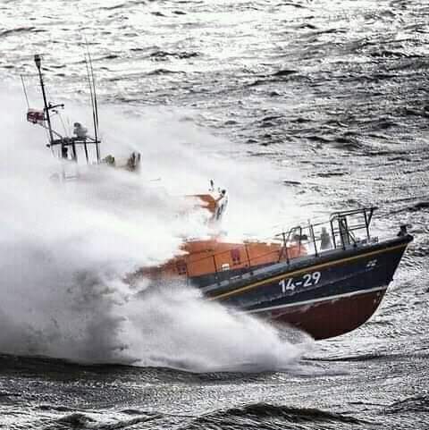 السفن لا تغرق بسبب الماء الذى يحيط بها ،،،
ولكنها تغرق بسبب الماء الذى يدخل اليها ...

فلا تسمح لما يحدث من حولك أن يصل الى داخلك ف يثقل كاهلك 👌👌